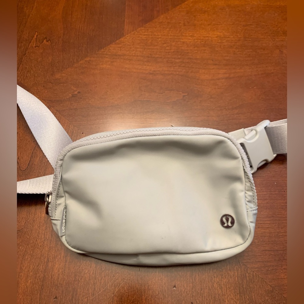 Lululemon beltbag- silver